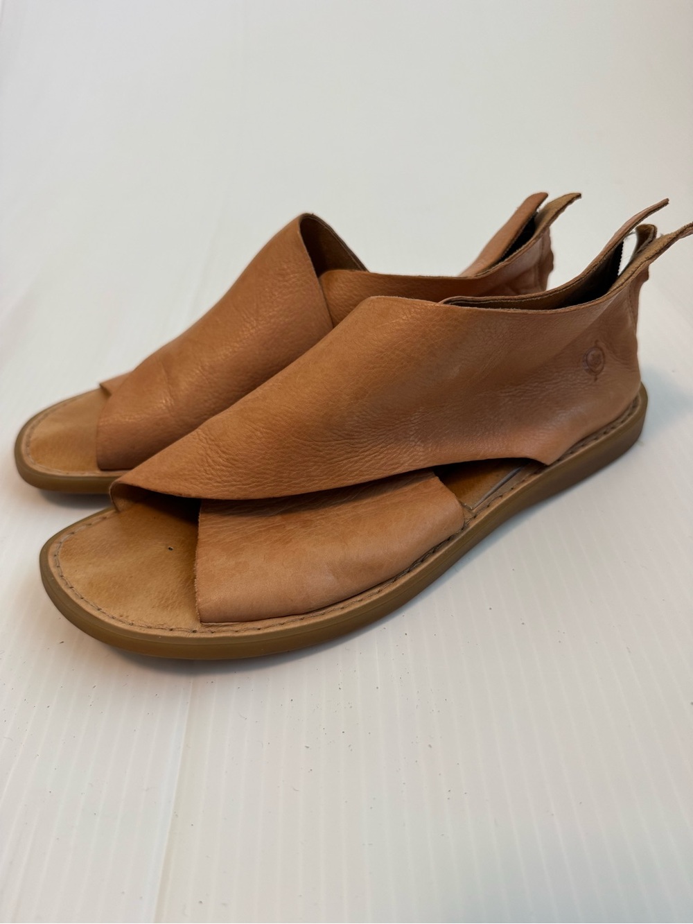 Born Iwa tan Brown Leather Crossover Toe women’s Sandals